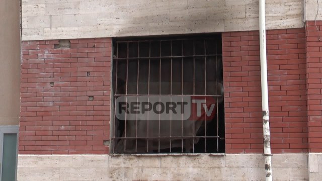 Report TV - Fisha e kompjuterit shkakton zjarr në një zyrë pranë Gjykatës së Lartë