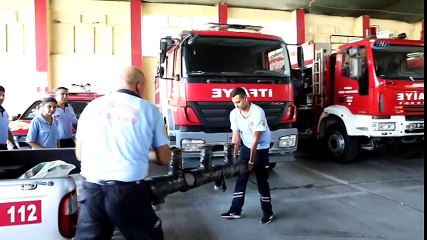 İtfaiyeciler Yavru Kediyi Kurtarmak İçin Seferber Oldu