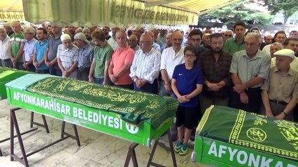 Manisa'daki trafik kazasında hayatını kaybeden anne ve kızının cenazesi toprağa verildi - AFYONKARAHİSAR