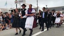 Mondial Folk Plozévet: le défilé des nations de la Fête des binioù