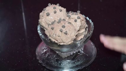 Télécharger la video: Homemade Chocolate Ice Cream - Chocolate Chip Ice Cream - Easy Ice Cream Recipe