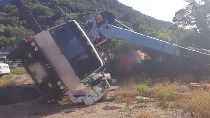 완도 소안도서 5톤 크레인 전복...남매 부상 / YTN
