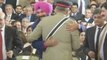 Navjot Singh Sidhu ने Pak Army Chief Bajwa को लगाया गले, POK President के साथ बैठे | वनइंडिया हिंदी