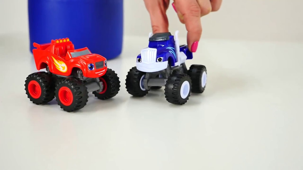 Spielzeugautos Crusher und Blaze testen die Rennstrecke