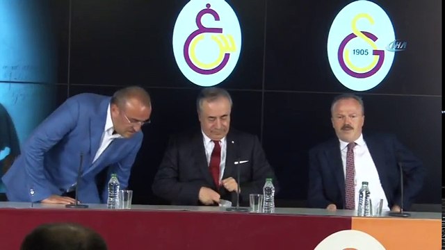 Galatasaray Başkanı Cengiz: Emre Akbaba İle 4 Yıllık Anlaşma Sağladık