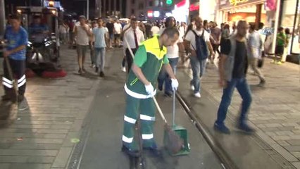 Taksim'de Temizlik İşçisinden İnsanlık Dersi