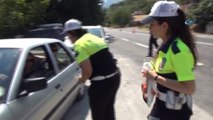 Trafik Polisleri, Ceza Kesmek Yerine Şeker ve Kolonya İkram Etti