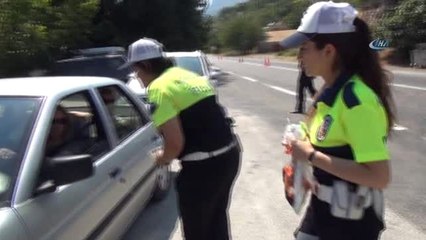 Trafik Polisleri, Ceza Kesmek Yerine Şeker ve Kolonya İkram Etti