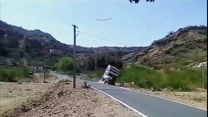 पिकनिक मनाने गये 7 लोगों की सड़क हादसे मे मौत,live video