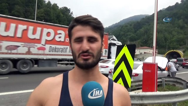 Tatilciler yollara döküldü trafik kilitlendi...Bolu Dağı'nda trafik durma noktasına geldi