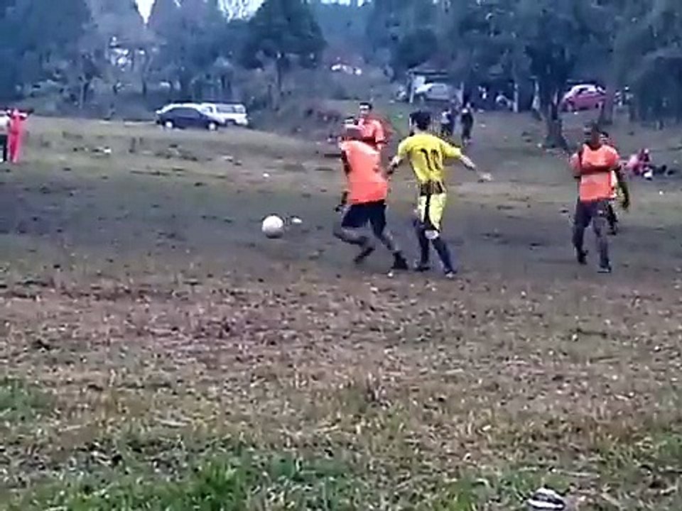 Une scène de football très violente dans un match amical