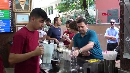 Aşırı sıcaklardan bunalan Adanalılar muzlu sütle serinliyor