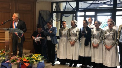 La reine des Filets bleus reçue par le maire de
