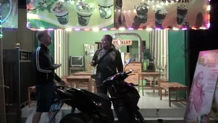 PRANK BULE NGOMONG JOWO DI TRENGGALEK!!