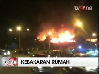Terkena Percikan Kembang Api, Sebuah Rumah Hangus Terbakar