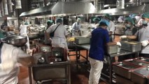 Hacılar İçin Mekke'de Her Gün 45 Bin Kişilik Sıcak Yemek Hazırlanıyor