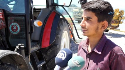 Adadaki hasat sonrası biçerdöverin göldeki yolculuğu