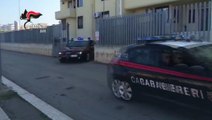 Nel barese, tenta di fermare i ladri della sua auto ma viene trascinato in corsa
