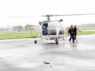 ഹെലികോപ്റ്റർ ടെറസിനു മുകളിൽ ലാൻഡ് ചെയ്ത് രക്ഷാപ്രവർത്തനം | Oneindia Malayalam