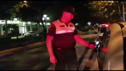 Report TV - Policia kap babain e dehur në Tiranë, me 120 km/h, dhe me dy fëmijë të mitur në mjet