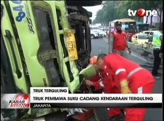 Hindari Motor Menyalip, Truk Bermuatan Onderdil Terguling