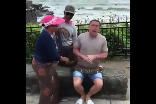 Твоё лицо, когда решил сделать фотографию со змеей на память