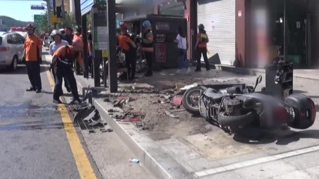 SUV 차량 인도로 돌진해 6명 부상...교회 신축 공사장서 불 / YTN