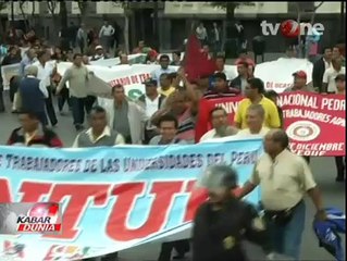 Ratusan Pegawai Negeri di Peru Demo Tolak Perubahan Aturan Buruh