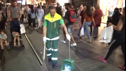 Taksim’de Temizlik İşçisinden İnsanlık Dersi