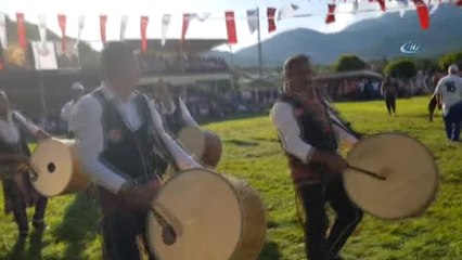 Video herunterladen: Tosya Güreşlerinde Başpehlivan Orhan Okulu Oldu