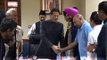 The moment Prime Minister Imran Khan met Navjot Singh Sidhu & Pakistani cricketers