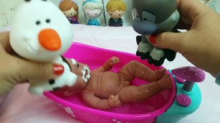 Baño del bebé con espuma Mi reborn Lindea y Ben juegan a las bromas