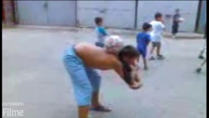 Zieht sein Hemd aus mit Ball auf dem Rücken