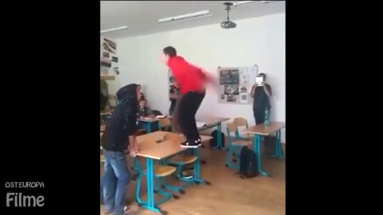 Student springt vom Tisch (Fail)