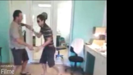 Zwei Jungen tanzen auf Baila me (Gipsy Kings)