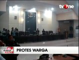 Aksi Protes Warga Rusak Fasilitas Kantor DPRD Manado