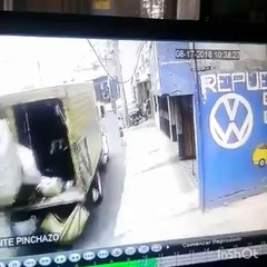 ¡Héroe en acción! Joven salva a un niño de ser atropellado por un camión de basura 🚒