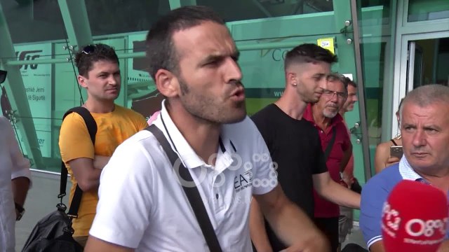 Ora News - 180 pasagjerë bllokohen në Rinas, nuk i jepet orari i avionit për në Verona