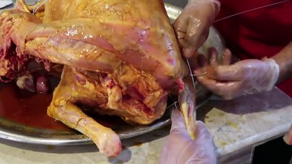 خروف محشي بورق عنب و مشوي بورق الموز - بوزن ٣٠ كيلو !!