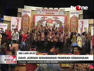 Aksi Petinju Daud Yordan Menari Khas Suku Dayak