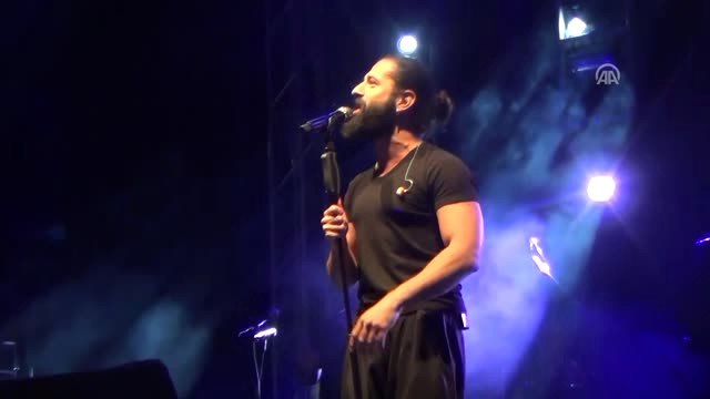 Balıkesir'de Koray Avcı Konser Verdi