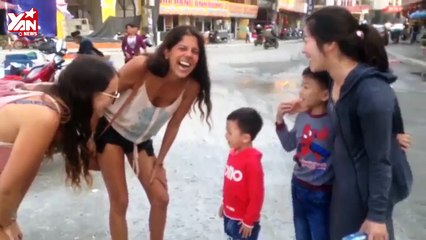 Bé trai 4 tuổi nói chuyện với Tây