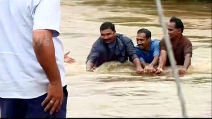 Kerala floods: Over 300,000 displaced as rescue efforts struggle