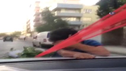 Gelin Arabasından Zarf Almak İsteyen Çocuk Canını Böyle Hiçe Saydı