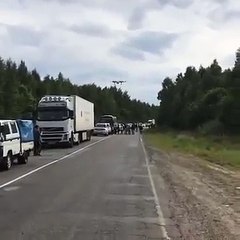 بين السيارات.. طائرة عسكرية تهبط على الطريق