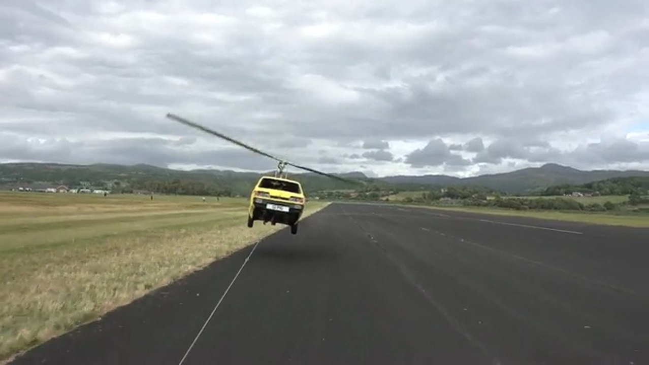 Une voiture hélicoptère fait maison tente de s'envoler