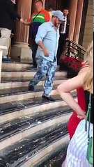 Un prince saoudien circule à bord d’une Ferrari en or massif à Monaco.