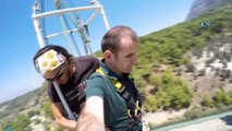 Görme engelli öğretmen türkülerle bungee jumping yaptı, ortaya renkli görüntüler çıktı