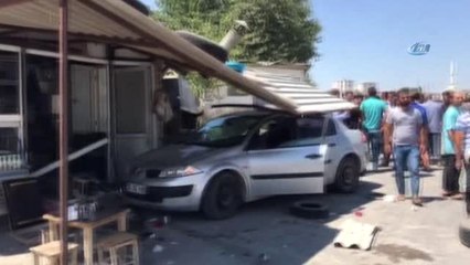 Kontrolden Çıkan Otomobil Lokantaya Daldı