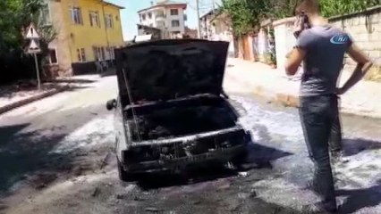 Seyir halindeki otomobil alev aldı